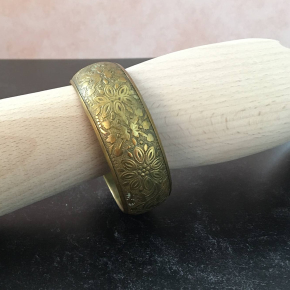 Gold brass floral etched wide bangle bracelet - Picture 1 of 9